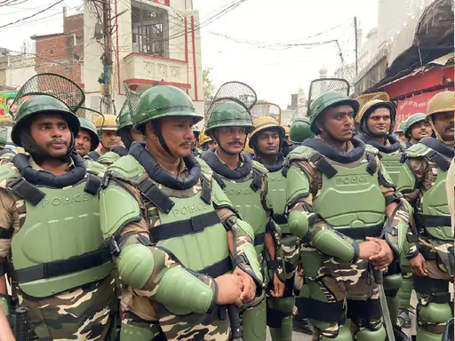 पत्थरबाजों से निपटने के लिए बनी स्‍पेशल टीम पत्‍थर का जवाब अब पत्‍थर से नहीं देगी UP पुलिस