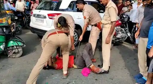 कोर्ट में पेशी के लिए जा रहा मुल्जिम गाड़ी से कूदा 10 मिनट की खींचतान के बाद 4 पुलिसकर्मियों ने पकड़ा