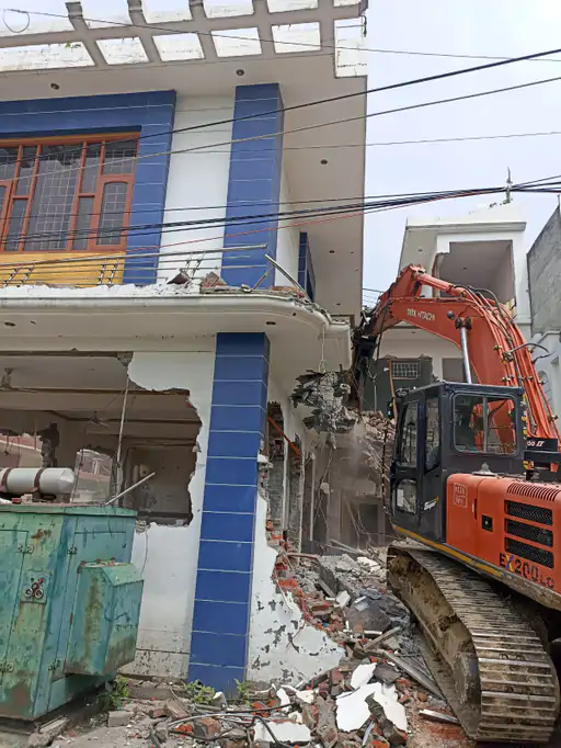 एक दिन में 35% कोठियां गिराईं दूसरे दिन भी जारी है हाजी इकबाल की कोठी पर बुलडोजर कार्यवाई