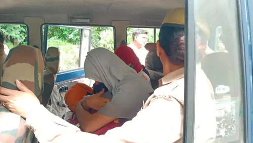 रायबरेली से लापता छात्राएं मुरादाबाद में मिलीं पद्मावत एक्सप्रेस से दोस्त के साथ दिल्ली जा रही थीं दोनों छात्राएं