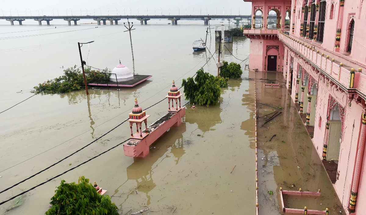 द‍िल्‍ली में यमुना का जलस्‍तर खतरे के न‍िशान के करीब पहुंचा न‍िचले इलाकों में बाढ़ जैसे हालात