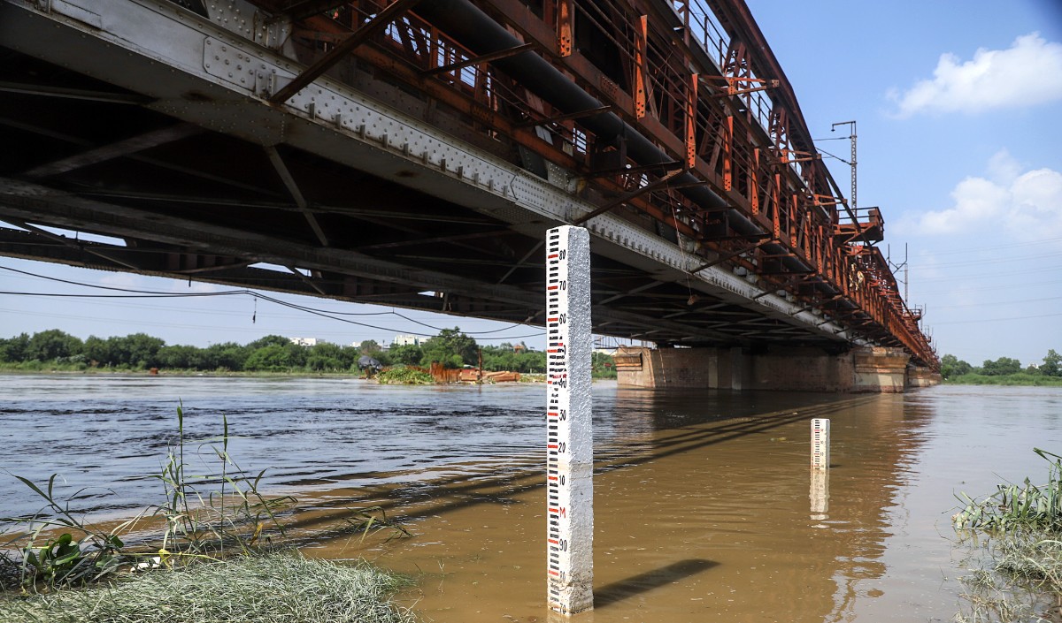 दिल्ली में यमुना का जलस्तर और बढ़ा डूब क्षेत्र से लोगों की निकासी के प्रयास तेज : अधिकारी