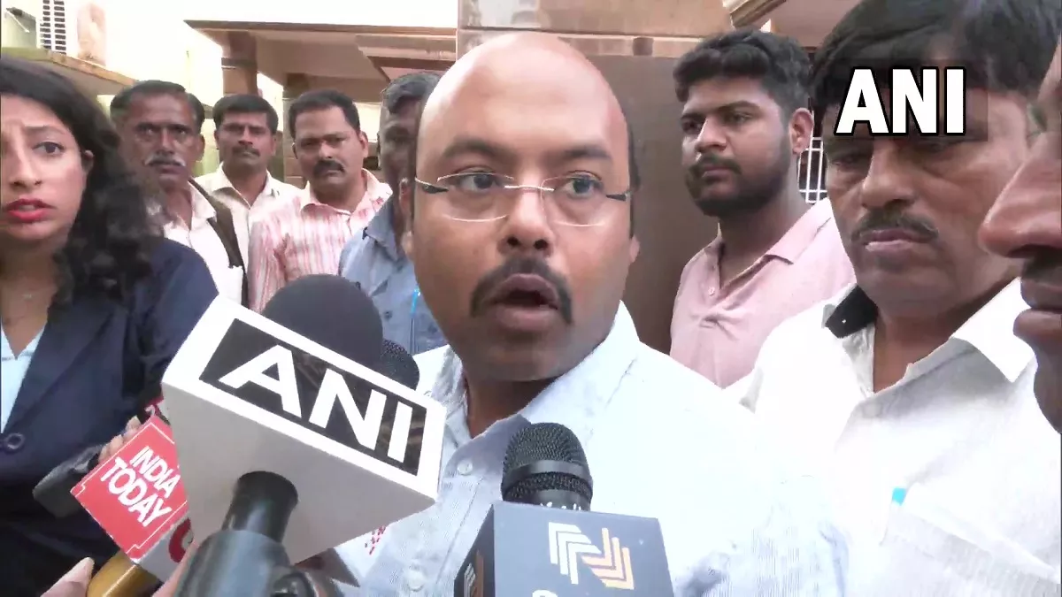 New Delhi: CM सिद्धारमैया के बेटे ने चुनाव से पहले बांटे लोहे के बॉक्स और कुकर,  बीजेपी ने वायरल वीडियो पर चुनाव आयोग से लगाई ये गुहार