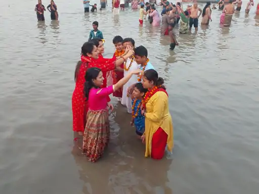 मथुरा: यमुना स्नान करने देशभर से पहुंचे भाई-बहन:मान्यता है कि भाई को यम फांस से मुक्ति मिलेगी, श्रीकृष्ण ने यहां किया था विश्राम