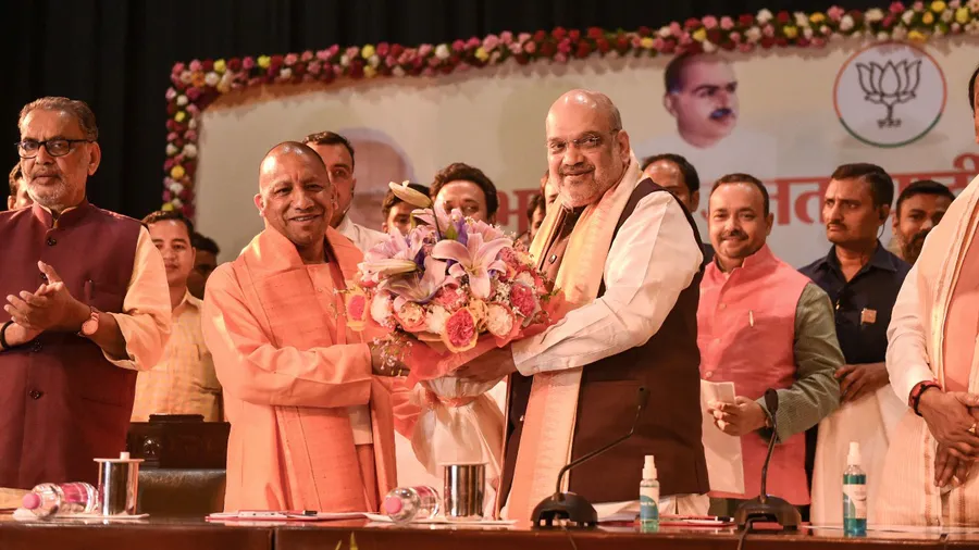 केन्द्र की तर्ज पर योगी कैबिनेट में पू्र्व ब्यूरोक्रेट्स की भी लग सकती लॉटरी एके शर्मा-असीम अरूण और राजेश्वर सिंह को मिल सकता मौका