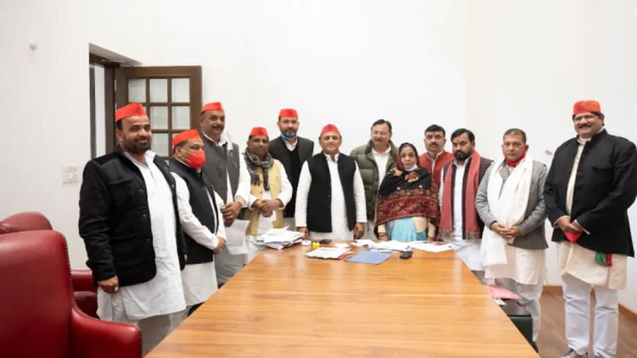 योगी के गढ़ में अखिलेश यादव ने बीजेपी को दिया बड़ा झटका दिवंगत पूर्व सांसद उपेंद्र दत्त शुक्ल की पत्नी हुई एसपी में शामिल