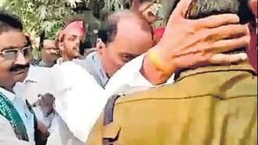 चंदौली में डिप्टी एसपी के साथ अभद्रता करने वाले सपा विधायक प्रभुनारायण यादव और 100 अन्य के खिलाफ केस दर्ज