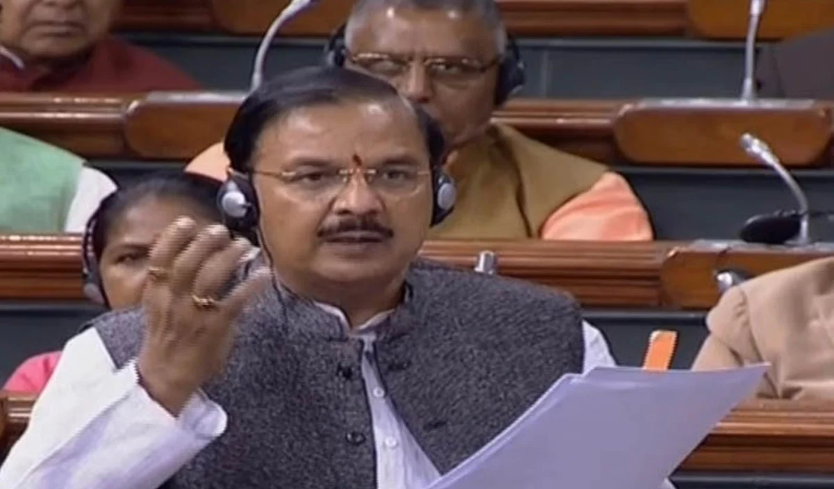 सांसद ने डिजिटल शिक्षा योजना के तहत 400 विद्यार्थियों में बांटे स्मार्टफोन