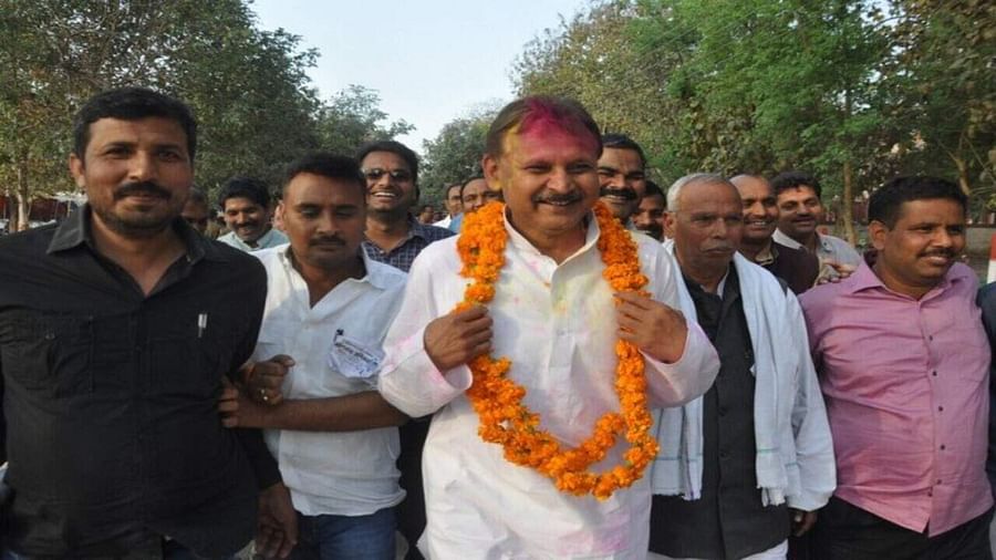गोरखपुर में BSP से बर्खास्त किए गए हरिशंकर तिवारी के बेटे MLA विनय शंकर तिवारी और पूर्व MP कुशल तिवारी एक रिश्तेदार की भी छुट्टी