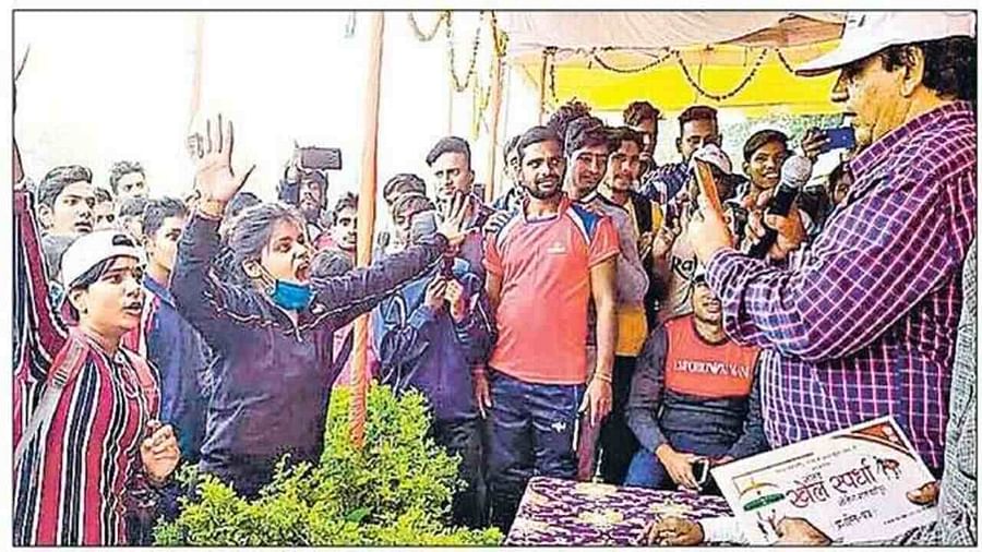  शाहजहांपुर में खिलाड़ियों ने BJP सांसद को स्टेडियम में बंधक बनाया डेढ़ घंटे के बाद पुलिस ने बाहर निकाला