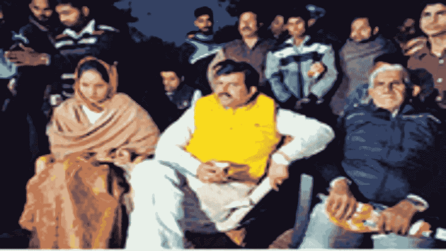 सड़क के उद्घाटन में नहीं टूटा नारियल लेकिन टूट गई सड़क धरने पर बैठी बीजेपी विधायक