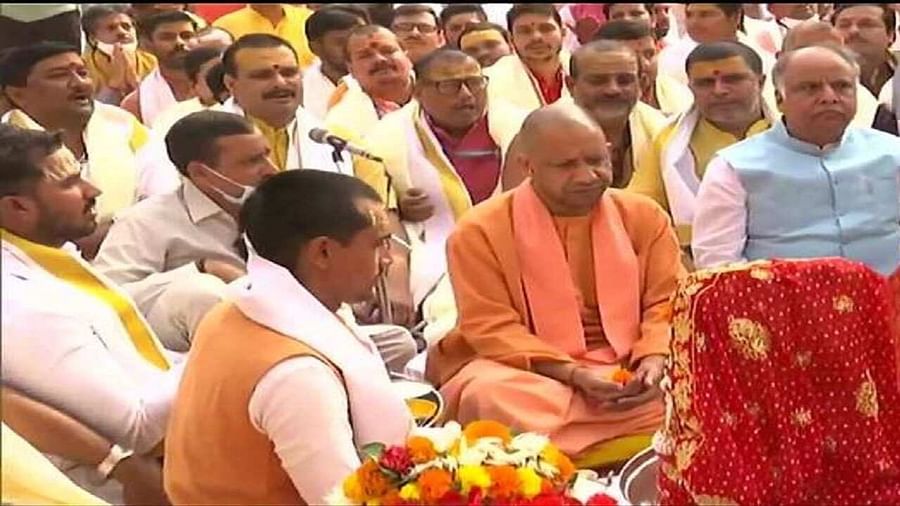 UP: सीएम योगी ने काशी विश्वनाथ मंदिर में की मां अन्नपूर्णा देवी की प्राण प्रतिष्ठा, 108 साल बाद कनाडा से मिली है वापस